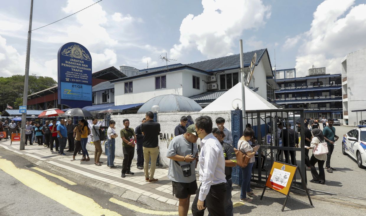 The public queuing up at the police station in Jalan Tun HS Lee in Kuala Lumpur, for their turn to receive a 50% discount on fines for minor traffic offences. The discount, available only in person at designated counters, will run until Nov 11. — YAP CHEE HONG/The Star