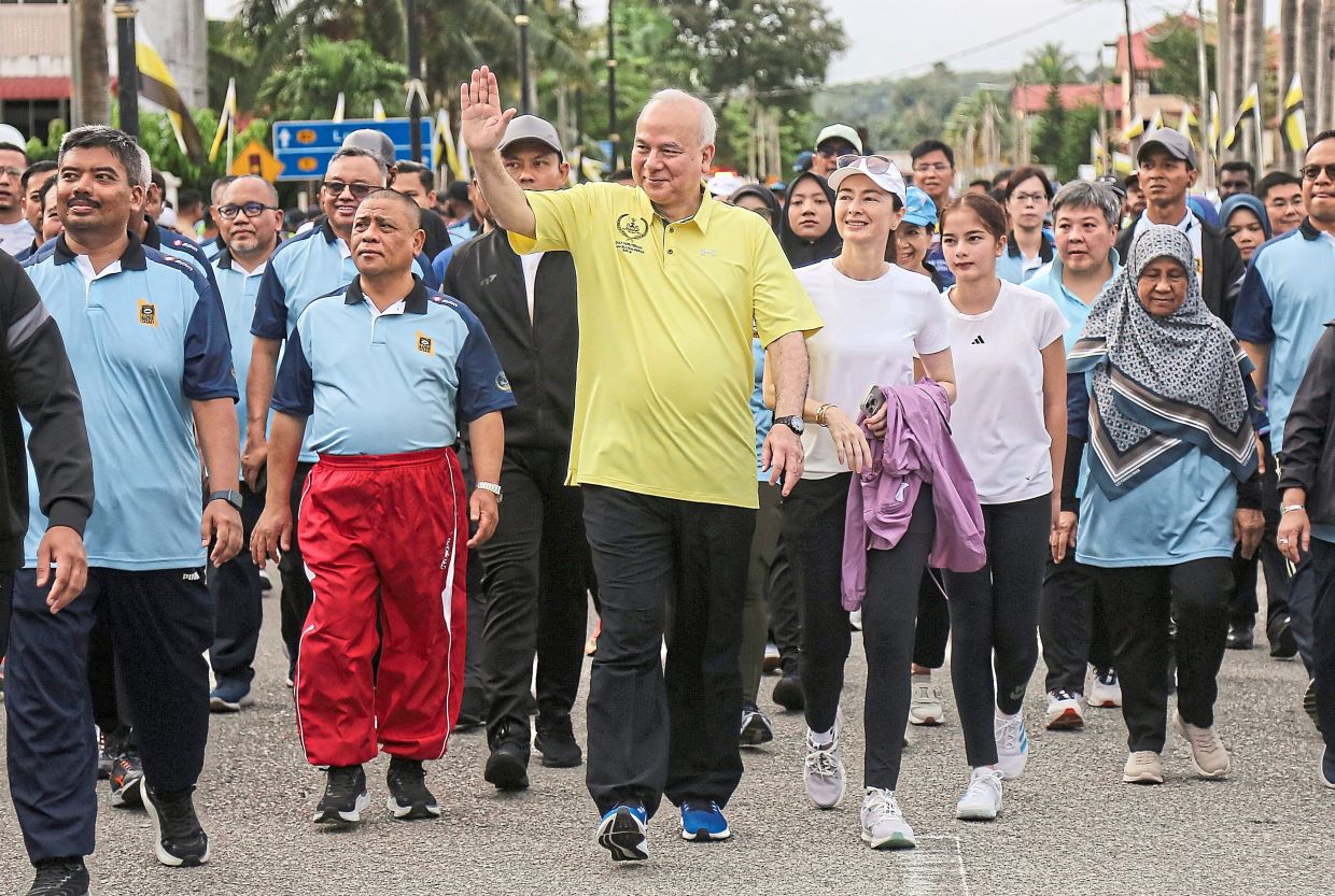 Honourable family: Sultan Nazrin Shah, Tuanku Zara Salim and Raja Nazira Safya taking part in the Sultan of Perak’s birthday run along with 12,000 other participants at Dataran Pavilion in Kuala Kangsar. — Bernama