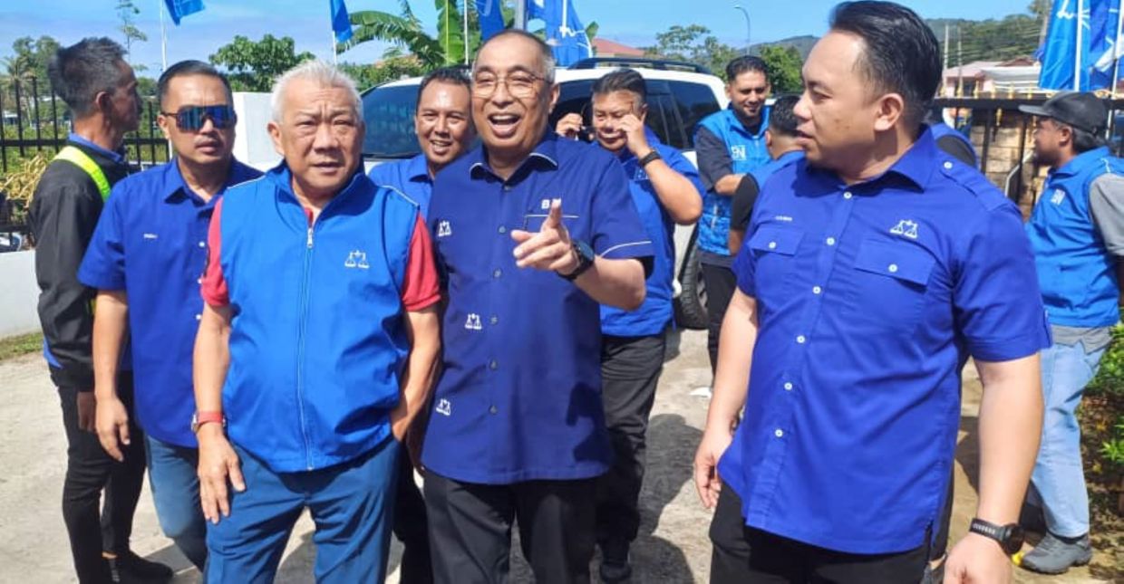 Usukan assemblyman Datuk Seri Salleh Tun Said (second right), who will be retained as candidate for the upcoming 17th state election, ushering Sabah Barisan Nasional and Umno chief Datuk Seri Bung Moktar Radin upon arrival at the party’s Gerak 17 programme in Usukan, Kota Belud, on Sunday (Nov 10).