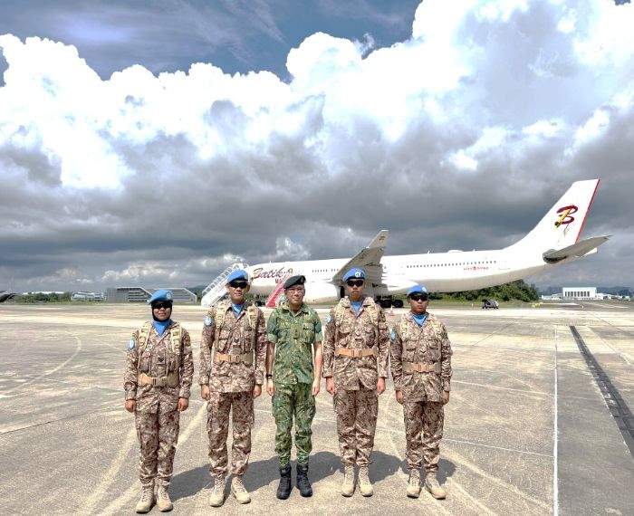 Lieutenant Colonel Rudie Asmawi Abidin, Brunei Darussalam’s Defence Adviser to Malaysia (centre) with the four RBAF personnel of the MALBATT 850-12 contingent. - Photos Mindef/Borneo Bulletin/ANN