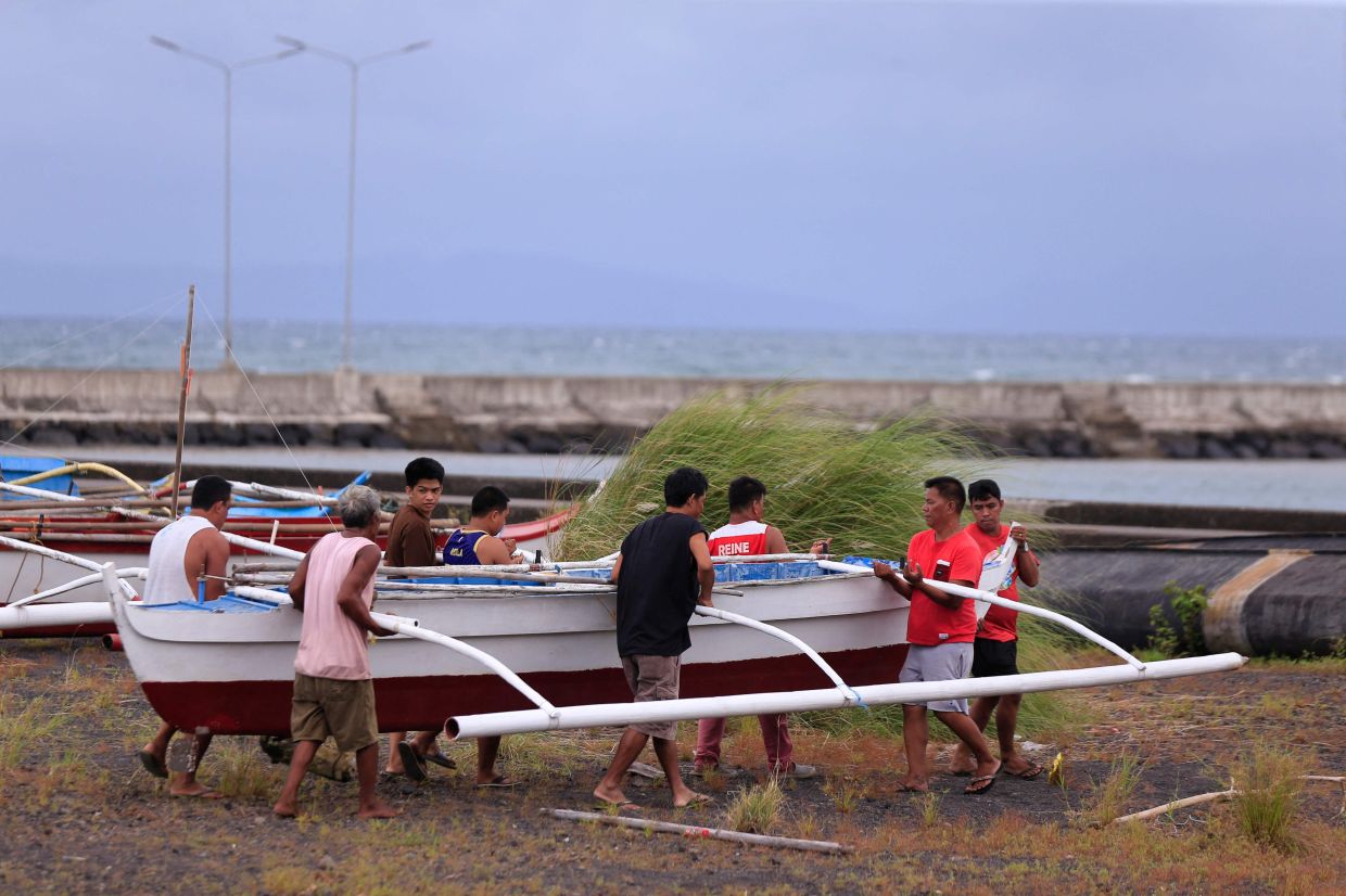 Tens of thousands flee as Super Typhoon Man-yi nears Philippines | The Star