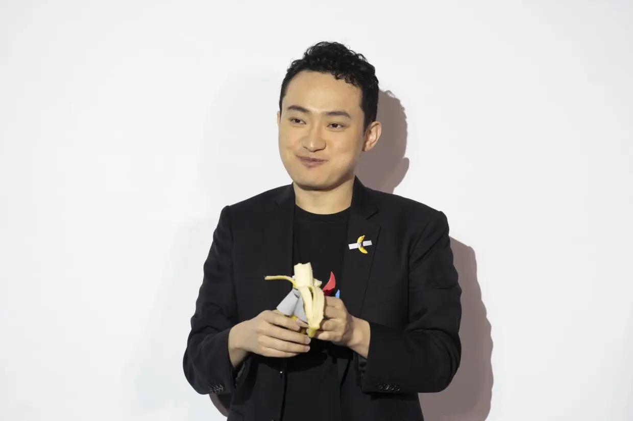 Crypto boss Justin Sun eats banana art he bought for US$6.2mil | The Star