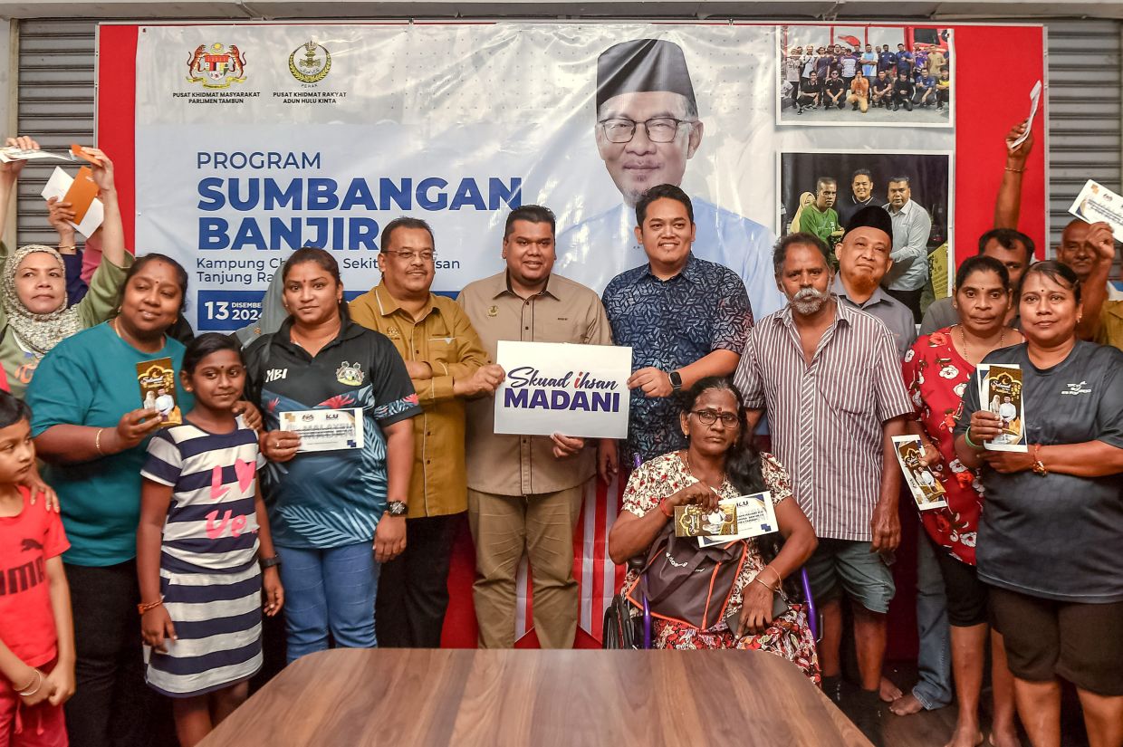 PM gives aid to Tambun flash flood victims