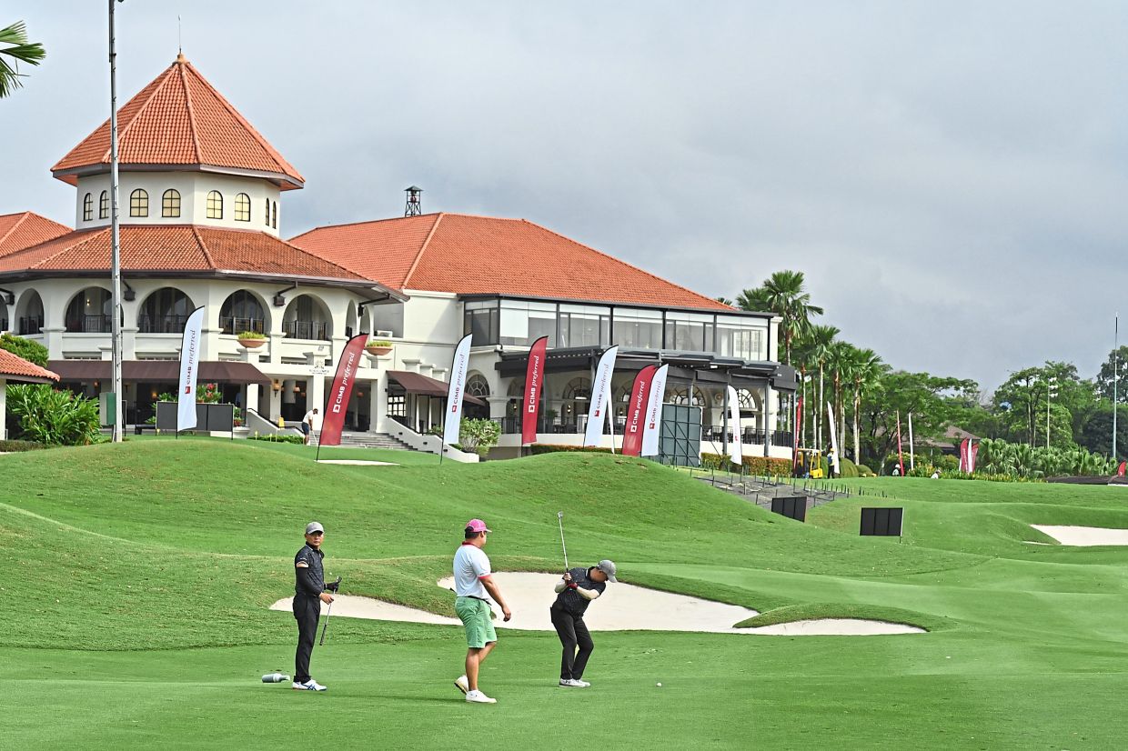 CIMB Preferred golfers on the green in front of the iconic landmark clubhouse of KLGCC.