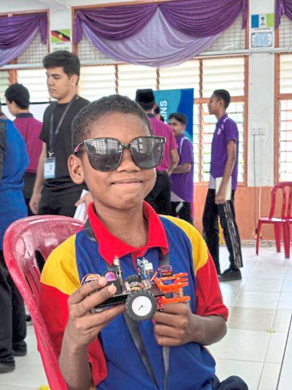 Akil participated in an experiment-based workshop specially curated for indigenous children to make learning experiences in robotics more accessible.