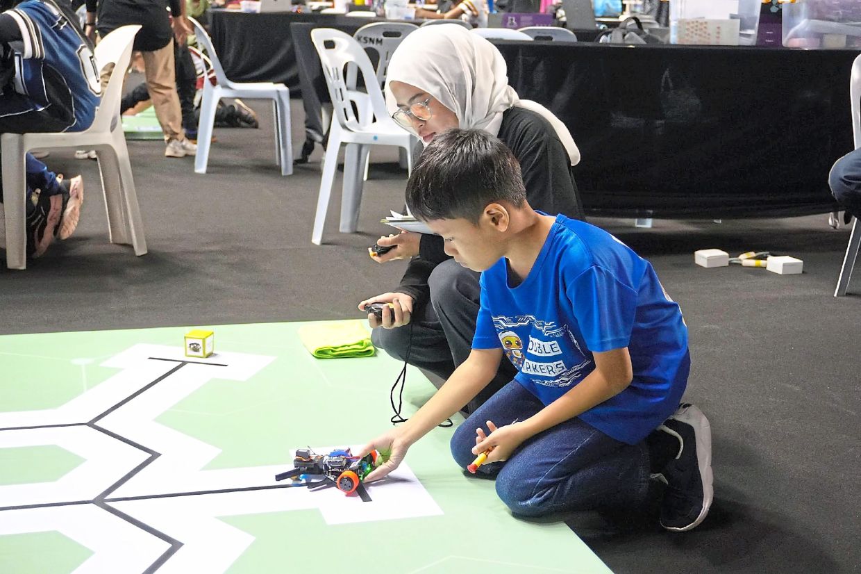 A student putting all his focus in the Robo Tracer competition during the Petrosains RBTX Challenge 2024.