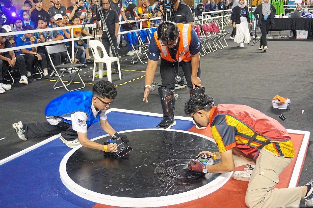 Participants competing in the Robo Sumo challenge during the Petrosains RBTX Challenge 2024.