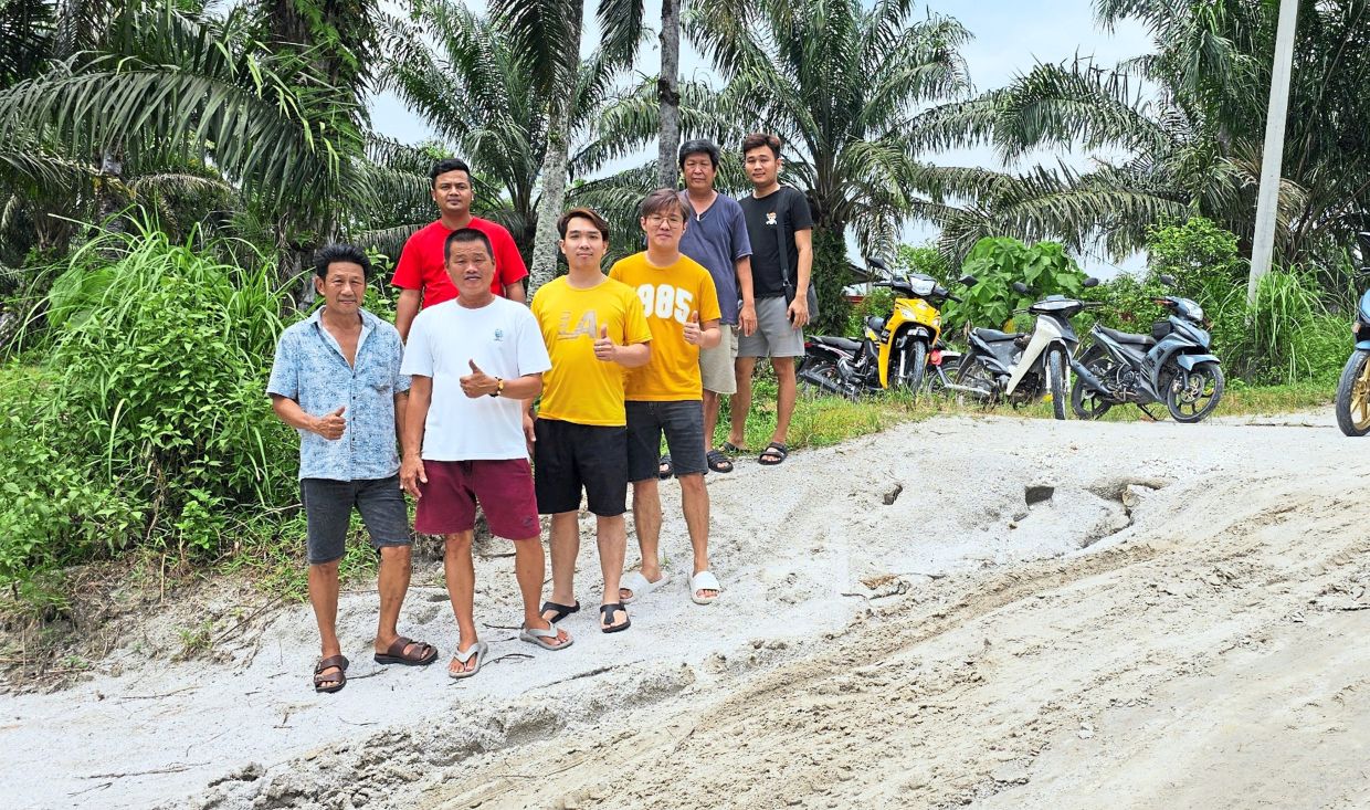 The Good Samaritans from Ladang Bikam who helped stranded motorists.