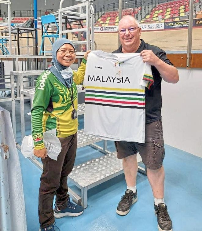 Anything for Malaysia: John Beasley posing with Kedah cycling coach Noor Alfizar Othman.