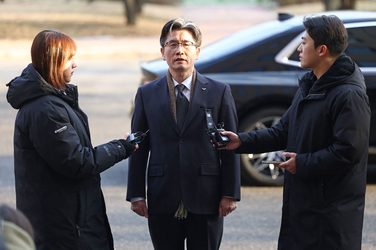 Oh Dong-woon (centre), chief of the Corruption Investigation Office for High-ranking Officials, speaking to journalists at the Government Complex in Gwacheon on Jan 1, 2025. - AFP