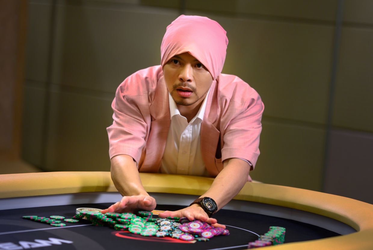 'All In' sees Namewee playing a happy-go-lucky cafe assistant who becomes a poker player. 