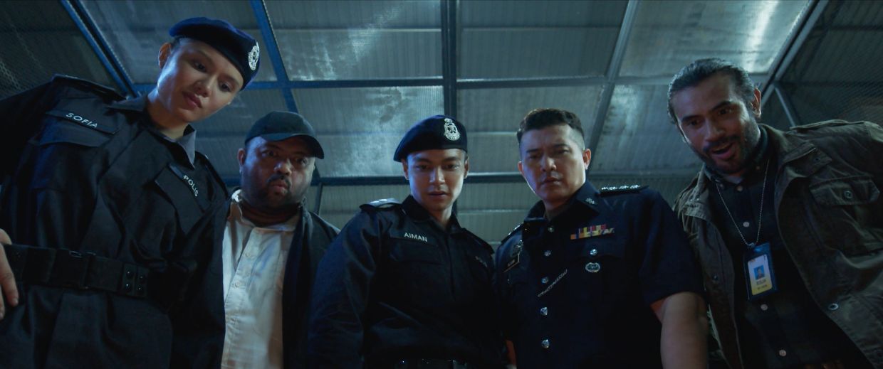 'The Experts' features a star-studded cast. 