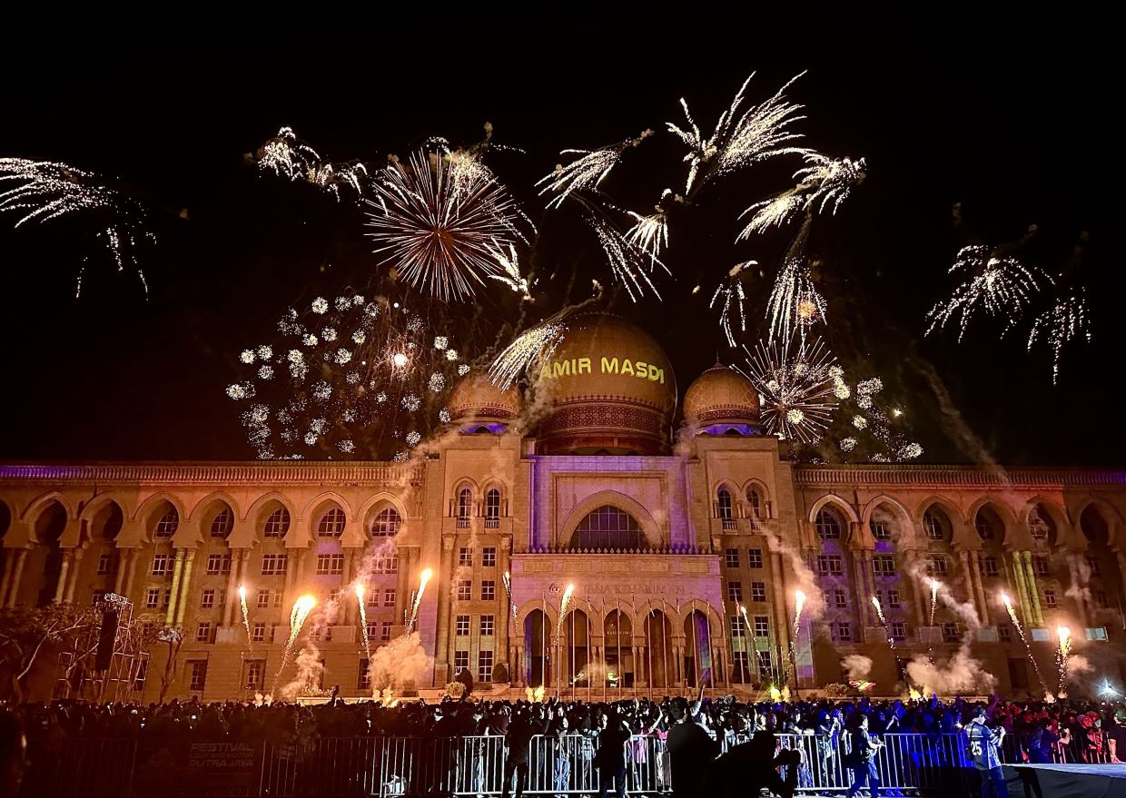  Large fireworks going off at the stroke of midnight during the New Year 2025 Countdown celebration at Dataran Putrajaya. - SHAARI CHEMAT/The Star