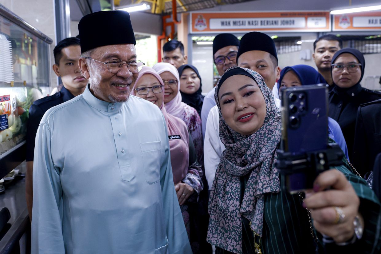 Anwar wants civil servants to practice 'musyawarah' for more effective ...