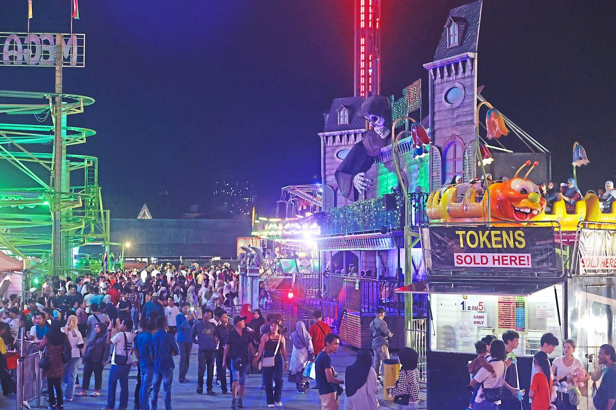 Visitors thronging the haunted house at the Pesta Pulau Pinang.
