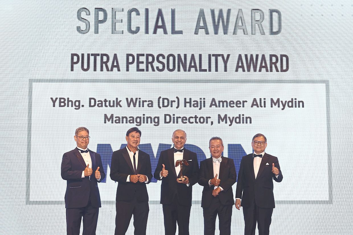 Looking sharp: Ameer Ali (centre) receiving the Putra Personality of the Year at the Putra Brand Awards. With him are (from left) Oda, 4As honorary life president Tan Sri Datuk Vincent Lee, Mun and Abu Bakar.