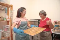 Malaysian grandma bakes her signature kai chai paeng biscuits for Lunar New Year