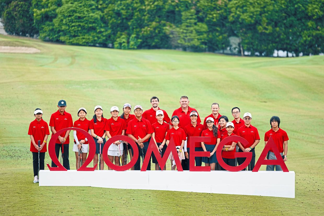 Group photo of the participants together with the coaches of the golf clinic.
