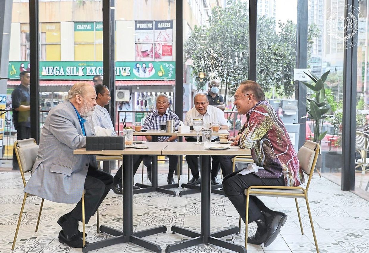 A Malaysian favourite: Sultan Ibrahim sharing a nasi lemak breakfast with Anwar at Nasi Lemak Burung Hantu in Masjid India, Kuala Lumpur. — Photo from Sultan Ibrahim Sultan Iskandar’s Facebook page