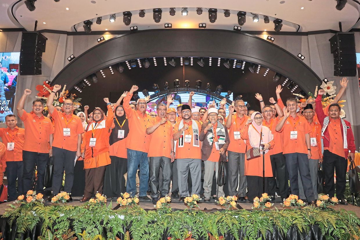 One for the album: Amanah leaders, led by Mohamad and Dzulkefly, posing with delegates on stage after the party convention at a hotel in Klang. — YAP CHEE HONG/The Star