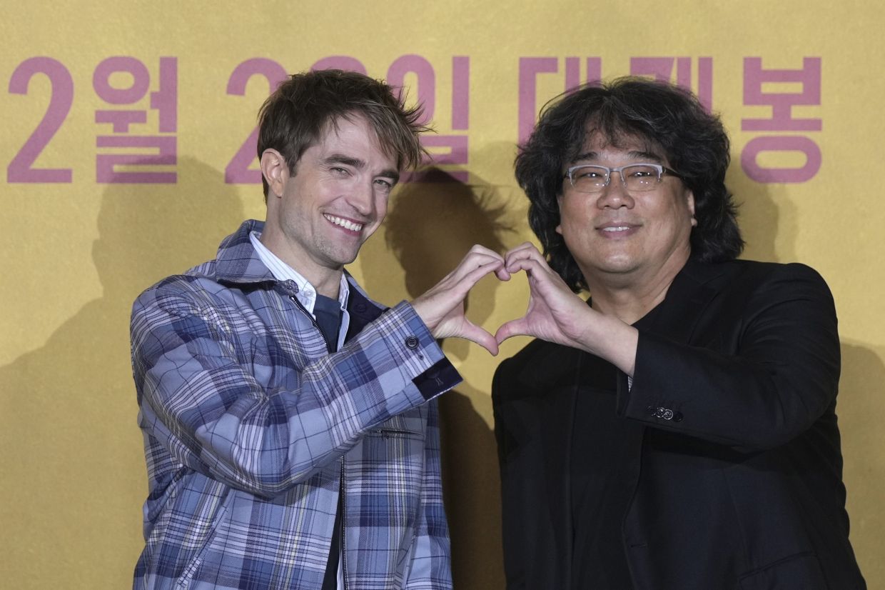 Director Bong Joon-ho (right) and actor Robert Pattinson, pose for the media ahead of a news conference for 'Mickey 17' in Seoul, South Korea, Jan 20, 2025. Photo: AP
