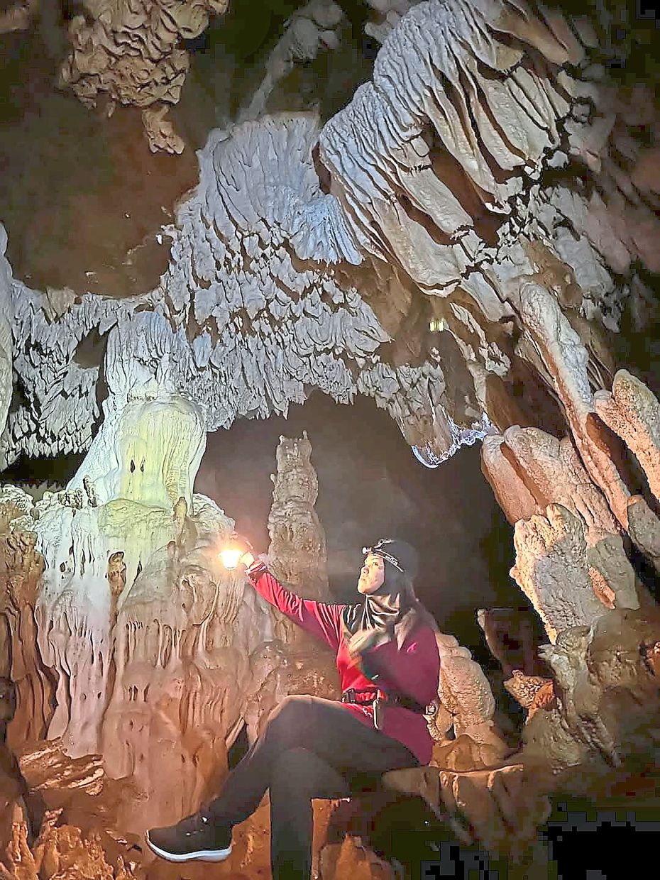 Good lighting, a good camera and a subject who can stay completely still for several seconds are essential for photography in a dark cave.