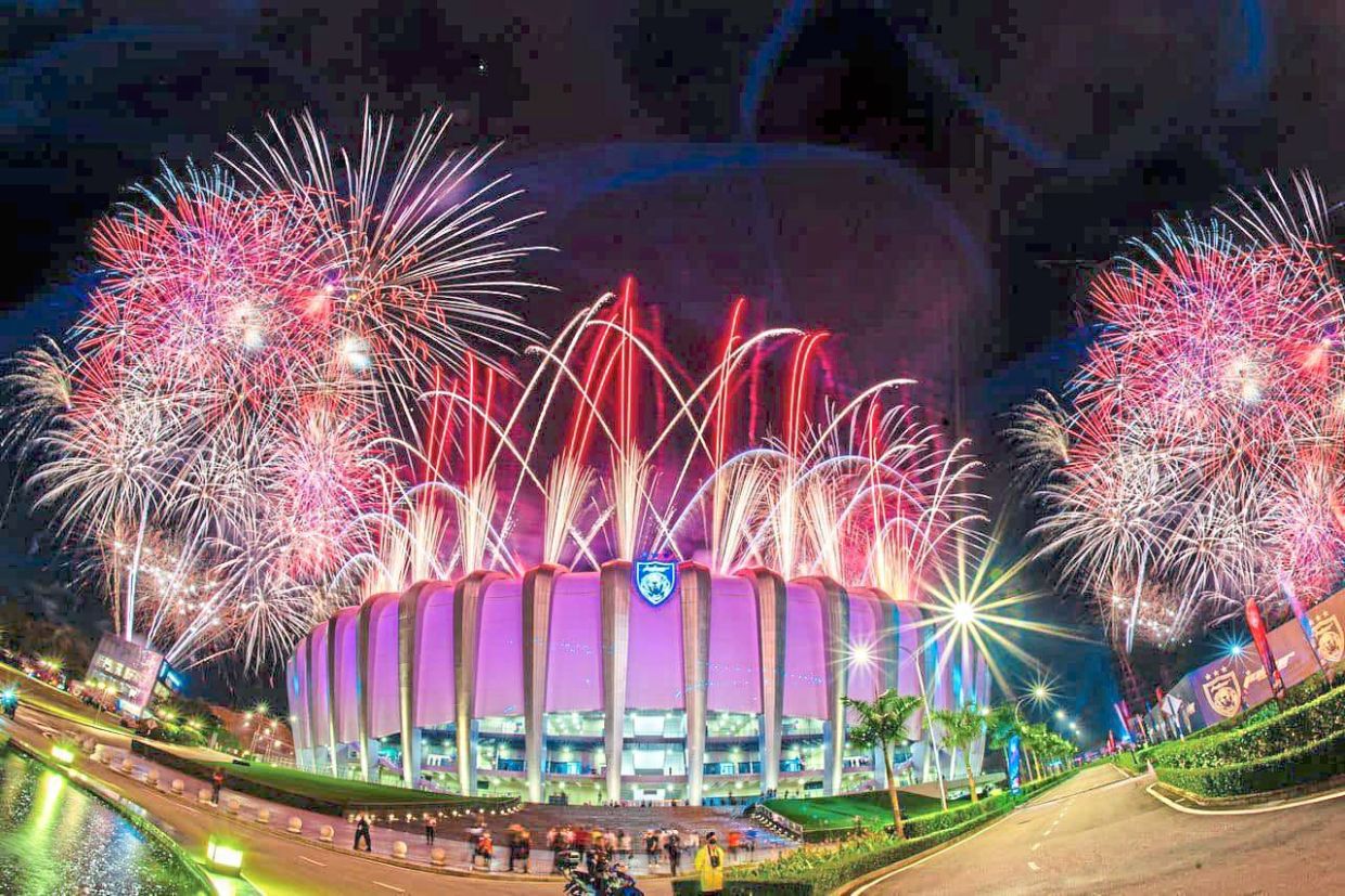 The Sultan Ibrahim Stadium when Johor won the Malaysia Super League title in 2022. At left and right are brocade crowns. Chrysanthemums dominate the higher levels, while the lower and middle levels are lit with comets, mines and willows.