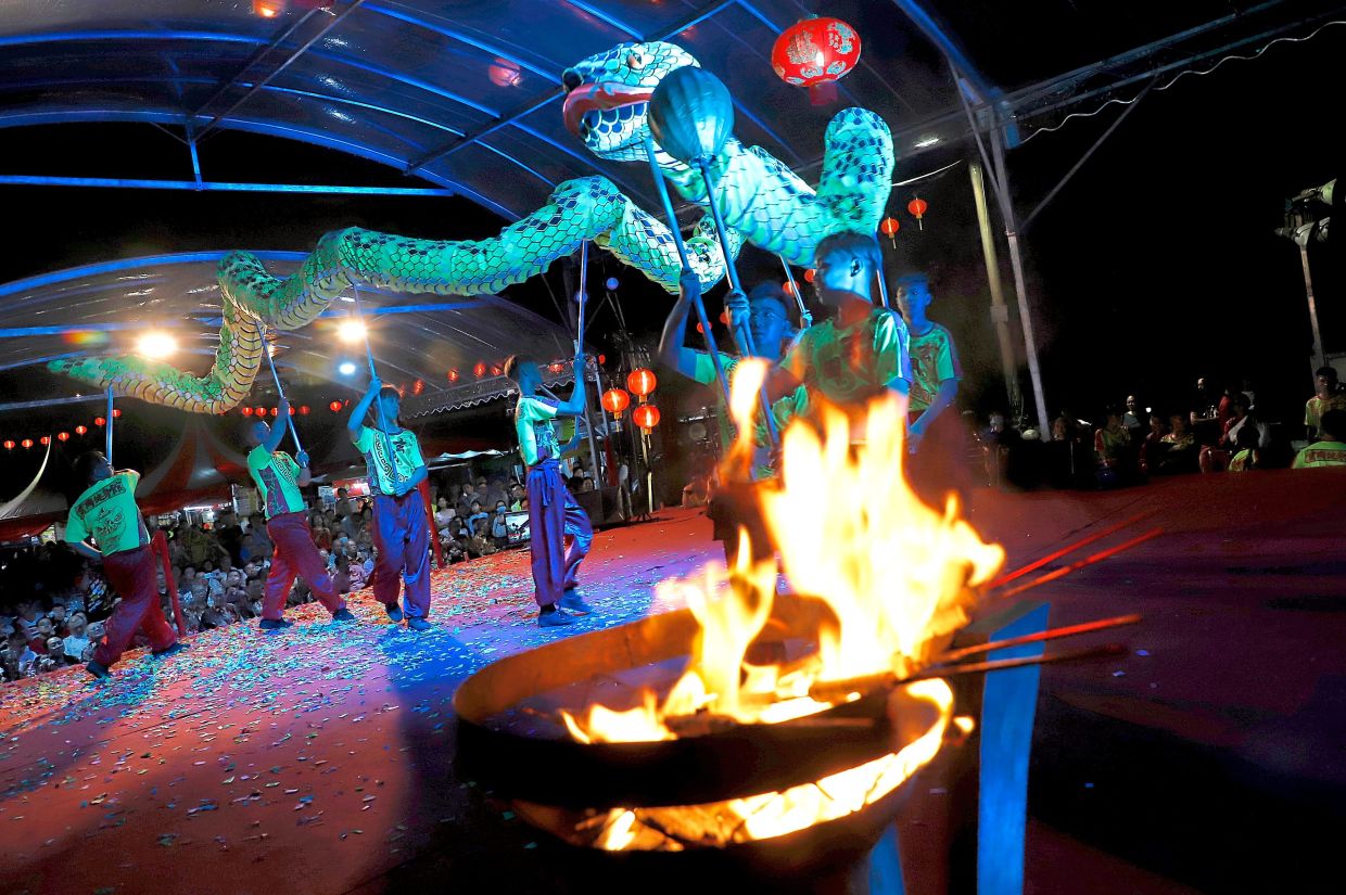 Snake dance performance before the flame-watching ceremony during the Ban Ka Lan Snake Temple CNY Culture Celebration at the Snake Temple in Bayan Lepas. — Filepic