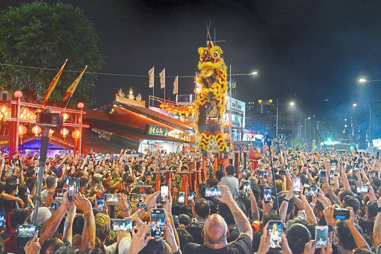Acrobatic lion dance on stilts performances are the annual highlight of Pai Thee Kong or Jade Emperor’s Birthday celebrations at Chew Jetty in Weld Quay. — Filepic