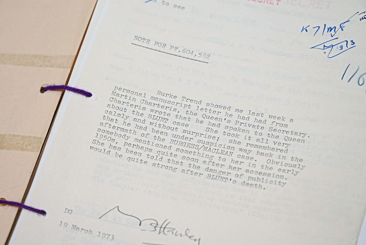 A note from March 19, 1973 saying that Britain Queen Elizabeth's private secretary had spoken to the monarch about spy Anthony Blunt is pictured at the National Archives in London. Photo: Reuters