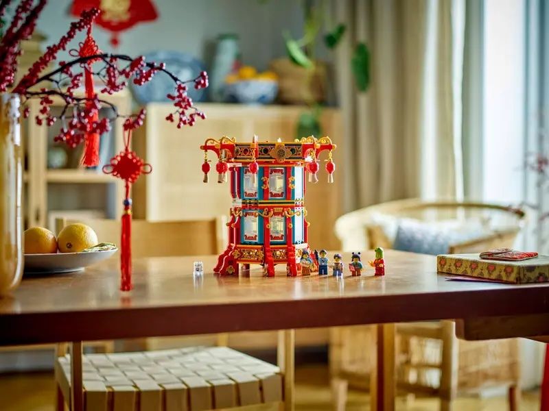 The Trotting Lantern set is a great decoration that doubles as a fun playset.