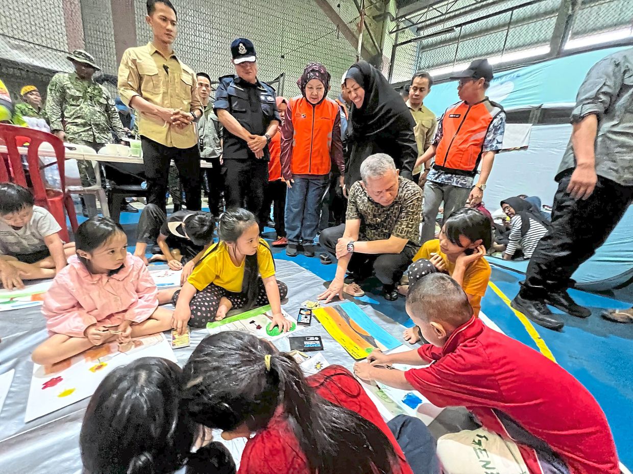 Help where it’s needed: Deputy Prime Minister Datuk Seri Fadillah Yusof visiting flood victims at the Serian Indoor Stadium.
