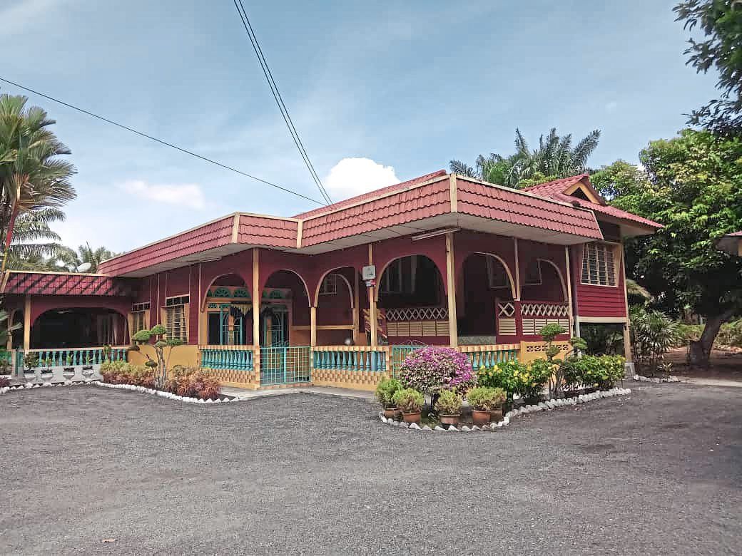 The kampungstay zone in the village is designed to be a centralised tourism centre – a large parking space surrounded by small homestay units, a dining area/restaurant, a community centre, a rubber smallholding and a few places for games.