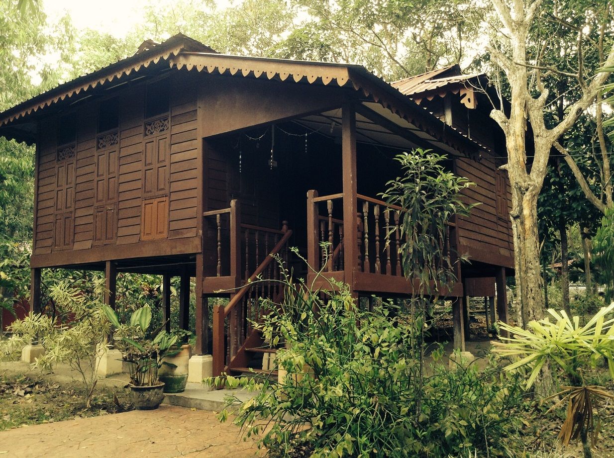 You can enjoy a typical Malay ‘kampung’ homestay experience, right at the edge of Chenderoh Lake in Perak.