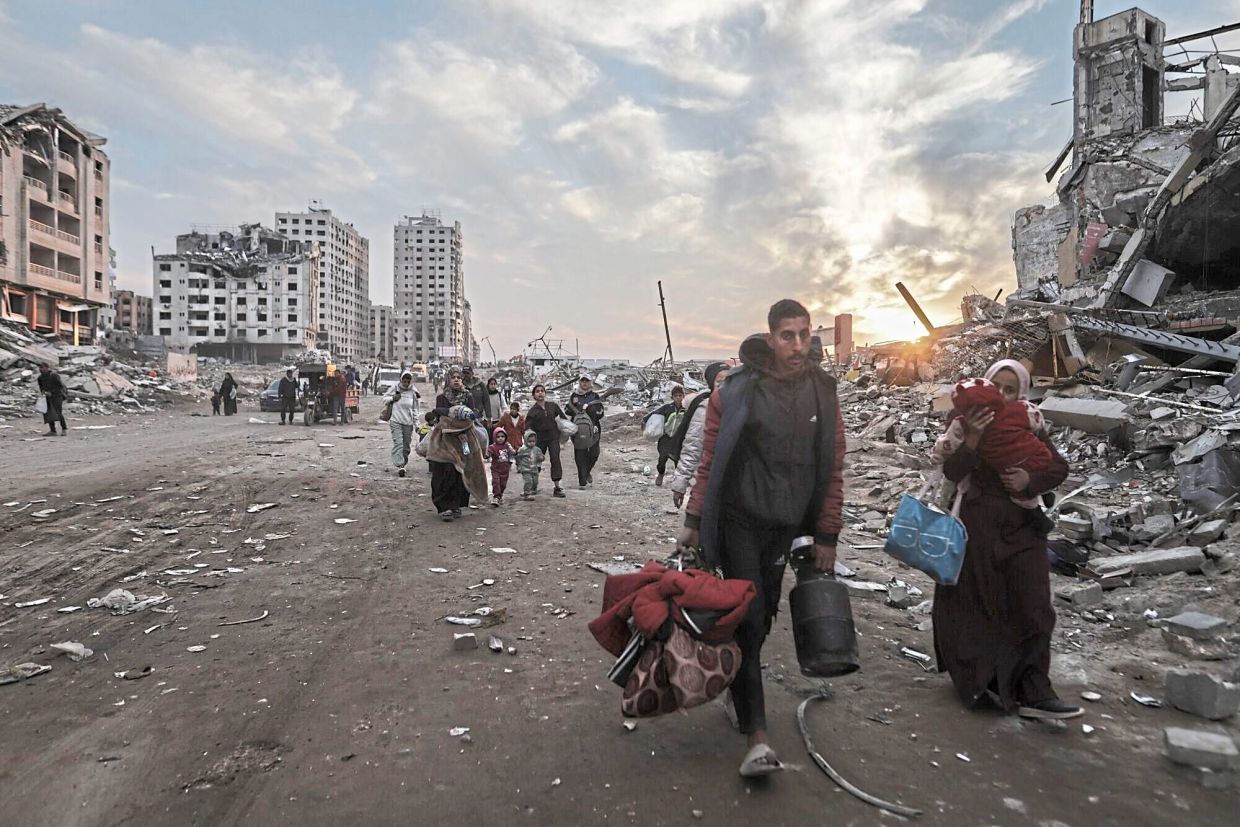Displaced Palestinians returning to northern Gaza. — Bloomberg