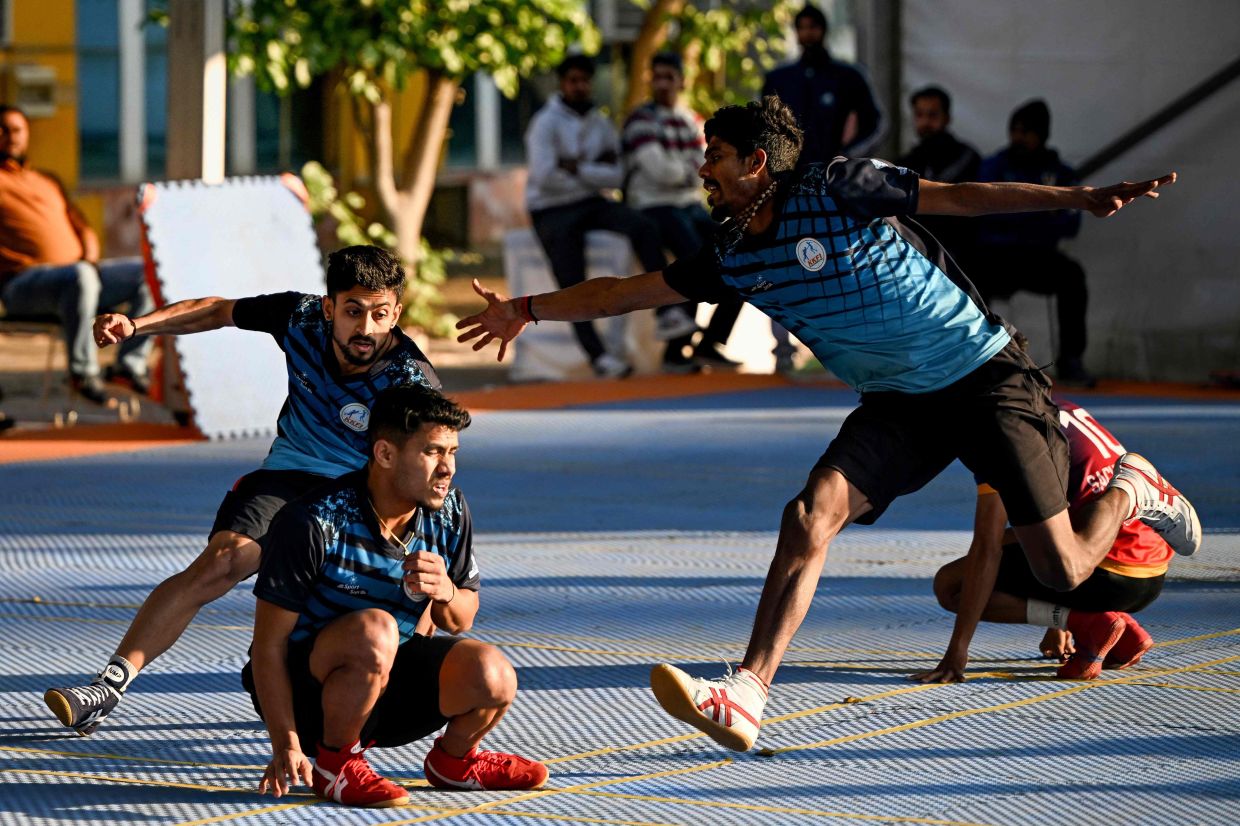 In this photograph taken on January 8, 2025, members of India's men's kho kho team take part in selection trials ahead of the upcoming Kho Kho World Cup in New Delhi. (Photo by Sajjad HUSSAIN / AFP) / To go with with a FOCUS by Faisal KAMAL