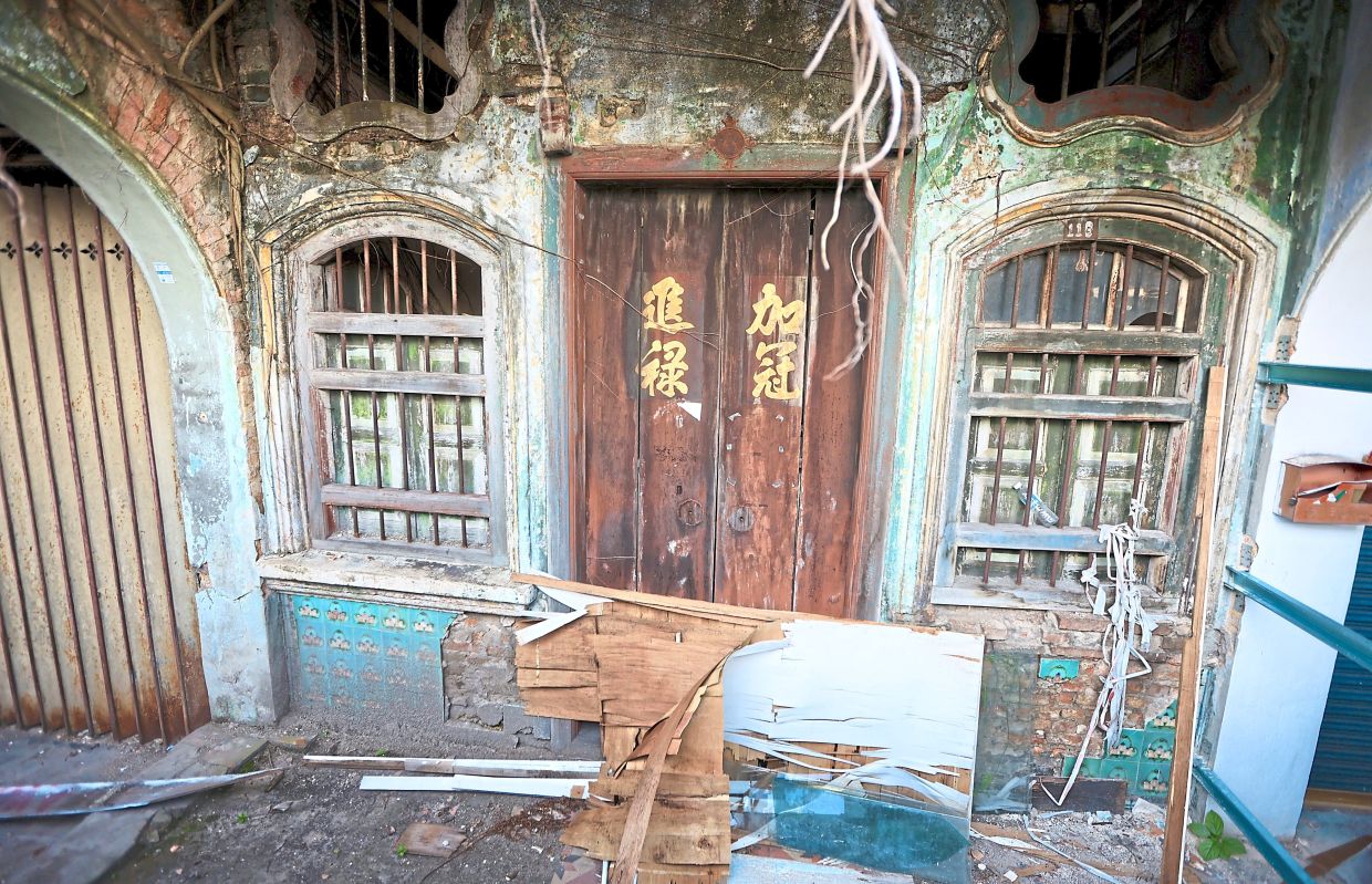 From landmark to eyesore: The house in Jalan Datuk Ooh Chooi Cheng, Bukit Mertajam, stands neglected despite being identified as a valuable heritage asset. — ZHAFARAN NASIB/The Star