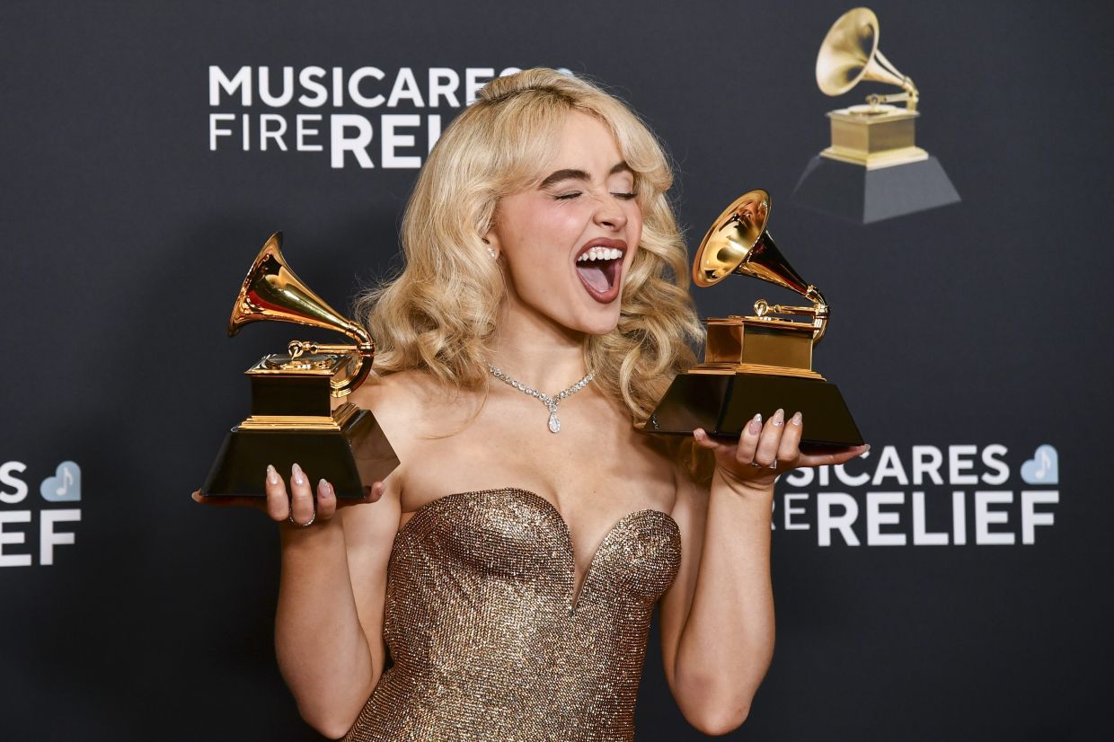 Sabrina Carpenter poses in the press room with the award for best pop solo performance, and best pop vocal album during the 67th annual Grammy Awards on Sunday, Feb. 2, 2025, in Los Angeles. Photo: AP