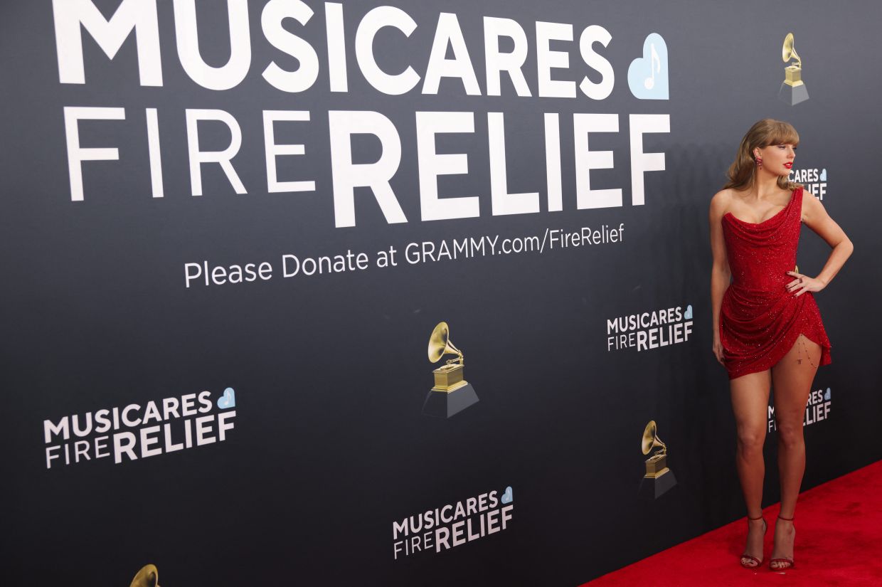 Taylor Swift poses at the red carpet during the 67th Annual Grammy Awards in Los Angeles. Photo: Reuters
