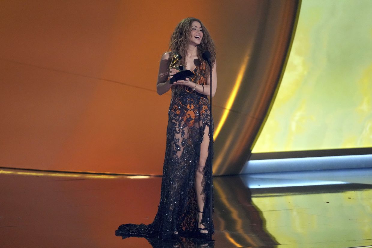 Shakira accepts the award for best latin pop album for 'Las Mujeres Ya No Lloran'. Photo: AP
