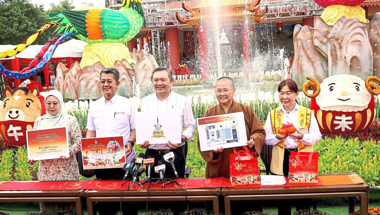 Ng (centre) announcing the event together with (from left) Kuala LangatMunicipal Council Corporate and Community development directorHashila Hamzah, Invest selangor bhd chief executive officer datukHasan azhari Idris, Fo Guang shan dong Zen temple venerable chiefabbess Jue Cheng and buddha’s Light International associationMalaysia president datin seri yong Chou Lian. — KK sHaM/The star