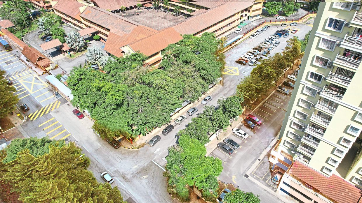 An aerial view of the area before and after (right) the road redesign was implemented at SK Danau Kota 2 in Setapak.