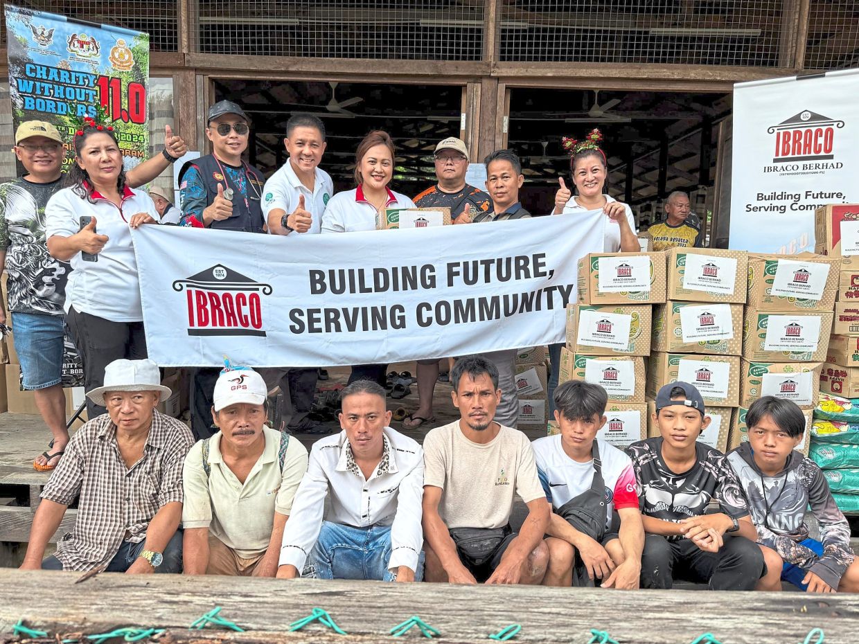 Ibraco handing over food aid to the Penan community.