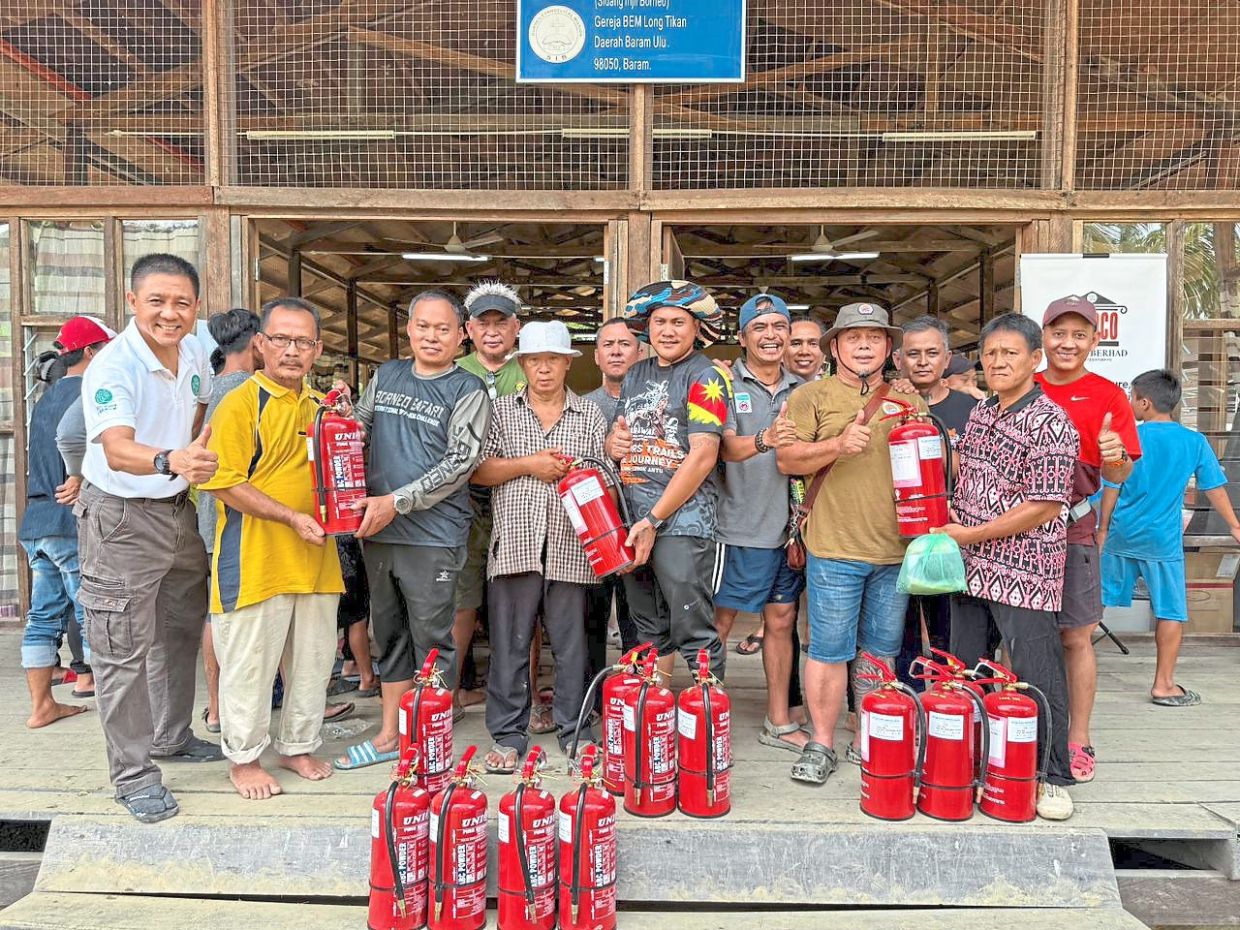 15 fire extinguishers for three Penan villages were also distributed.