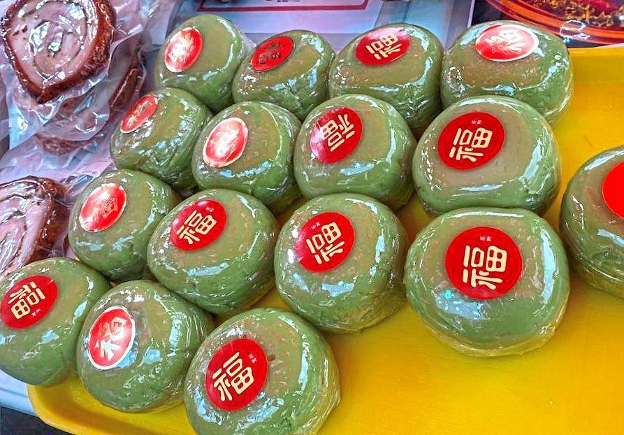 Among the variants of nian gao on sale were macha flavoured ones.