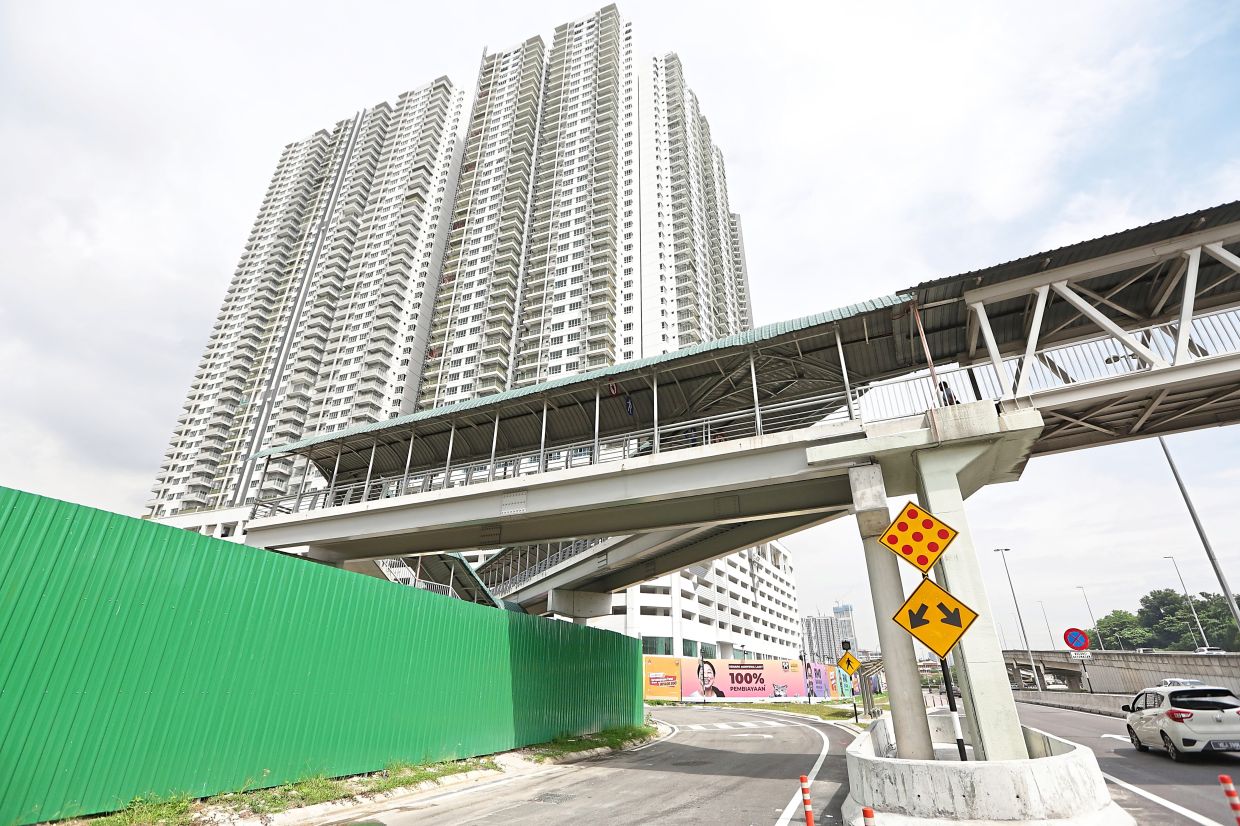 There are about 20,000 residents within a 1km radius of 1Razak Mansion and Razak City Residences.