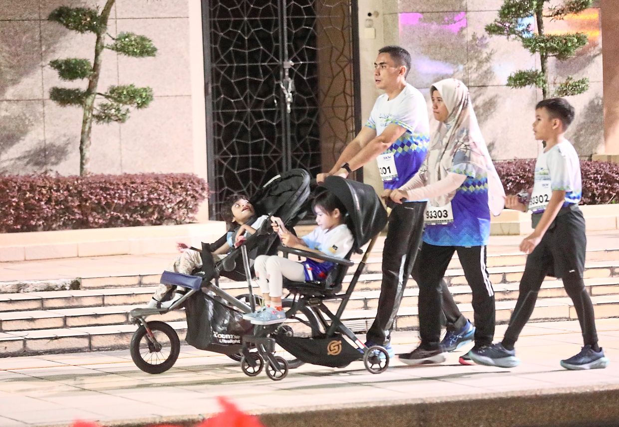 Putrajaya night run for FT Day attracts over 8,000 participants | The Star