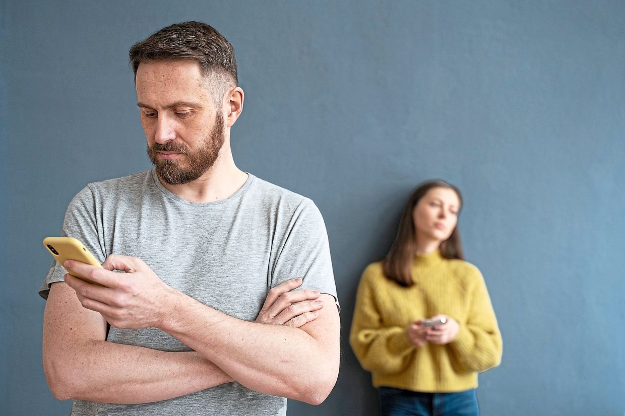 Cushioning and emotional buffering both rely on keeping romantic options open, using other people as emotional safety nets in case a primary relationship falters or to prevent loneliness when it ends. Photo: Freepik