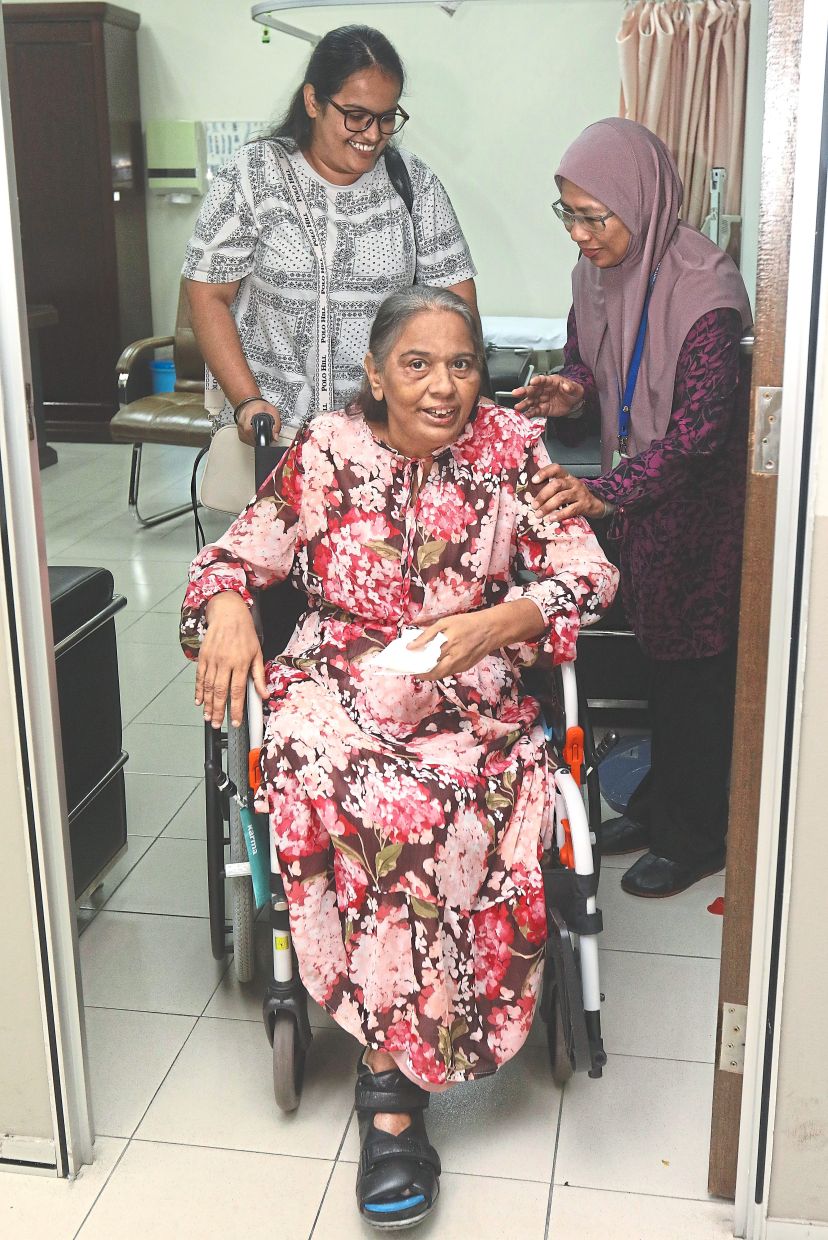 Ravinder’s dutiful daughter Rashveen quit her job to take care of her mother while she recovers from her amputation surgery. Dr Siti Hawa is seen here with them.