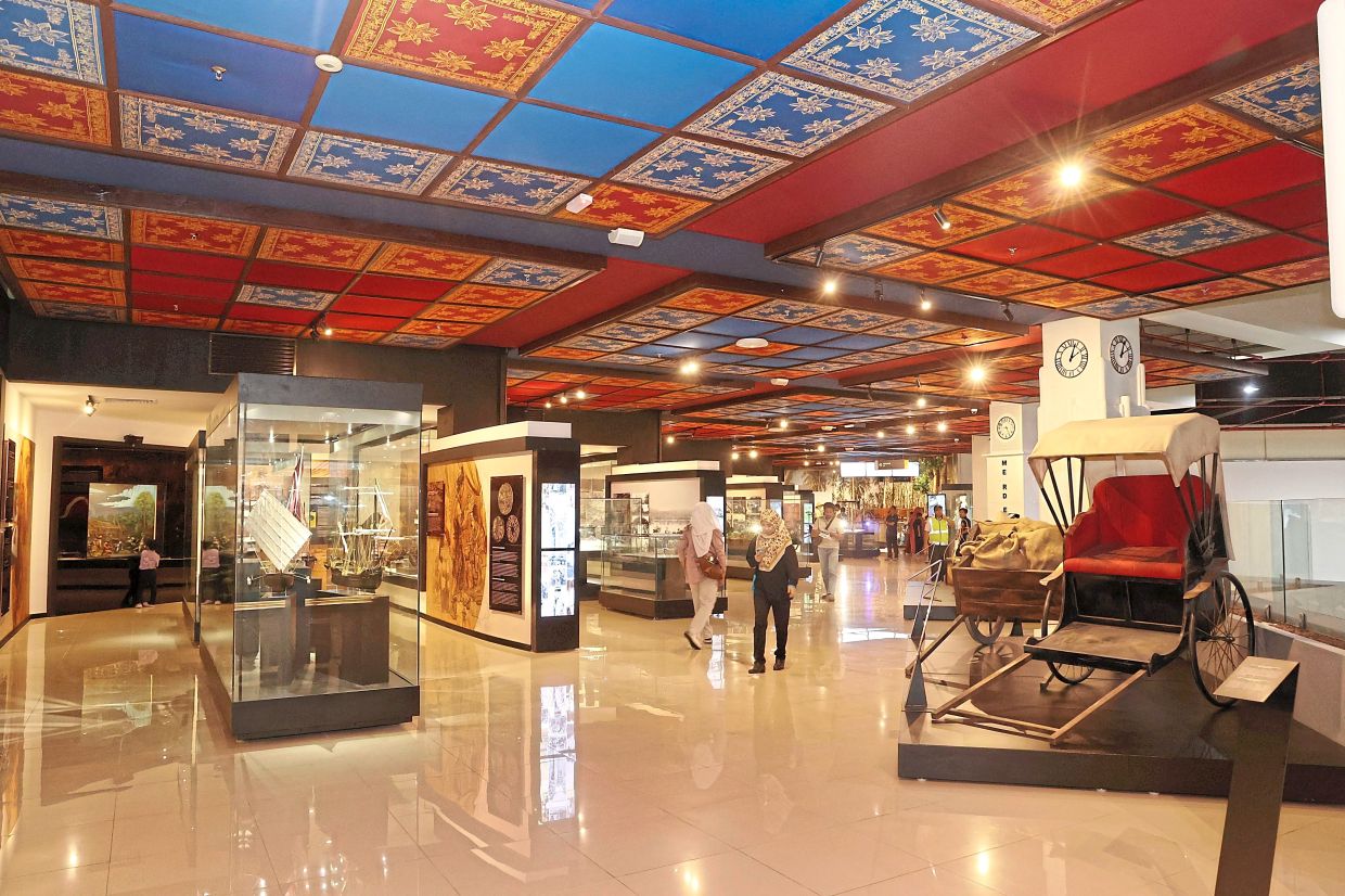 The museum features ceiling panels made of fabric with the bunga tanjung motif.